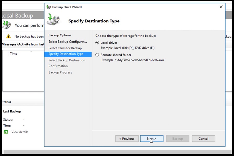 پس از این مرحله باید محل ذخیره نسخه پشتیبان را انتخاب کنید. دو انتخاب درایوهای محلی (Local drives) و پوشه‌های مشترک از راه دور (Remote shared folder) پیش روی شما قرار دارند. گزینه مناسب خود را انتخاب کرده و سپس بر روی "Next" کلیک کنید.